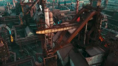 Bir çelik fabrikasının insansız hava aracı bacalardaki çevresel etkiyi ve dumanı gösteriyor..