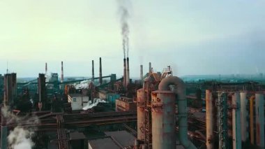 Bir çelik fabrikasının insansız hava aracı bacalardaki çevresel etkiyi ve dumanı gösteriyor..