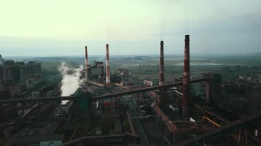 Bir çelik fabrikasının insansız hava aracı bacalardaki çevresel etkiyi ve dumanı gösteriyor..