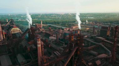 Bir çelik fabrikasının insansız hava aracı bacalardaki çevresel etkiyi ve dumanı gösteriyor..