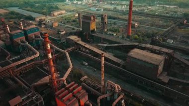 Bir çelik fabrikasının insansız hava aracı bacalardaki çevresel etkiyi ve dumanı gösteriyor..