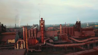 Bir çelik fabrikasının insansız hava aracı bacalardaki çevresel etkiyi ve dumanı gösteriyor..