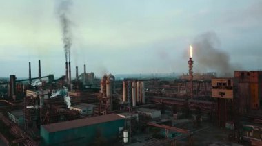 Bir çelik fabrikasının insansız hava aracı bacalardaki çevresel etkiyi ve dumanı gösteriyor..