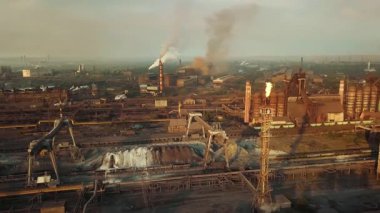 Bir çelik fabrikasının insansız hava aracı bacalardaki çevresel etkiyi ve dumanı gösteriyor..