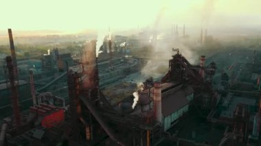 Bir çelik fabrikasının insansız hava aracı bacalardaki çevresel etkiyi ve dumanı gösteriyor..