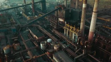 Bir çelik fabrikasının insansız hava aracı bacalardaki çevresel etkiyi ve dumanı gösteriyor..