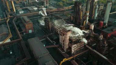 Bir çelik fabrikasının insansız hava aracı bacalardaki çevresel etkiyi ve dumanı gösteriyor..