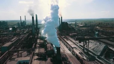 Bir çelik fabrikasının insansız hava aracı bacalardaki çevresel etkiyi ve dumanı gösteriyor..