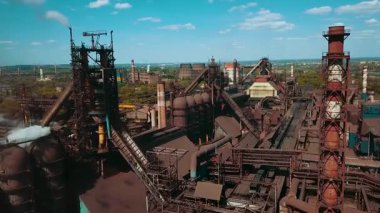 Bir çelik fabrikasının insansız hava aracı bacalardaki çevresel etkiyi ve dumanı gösteriyor..