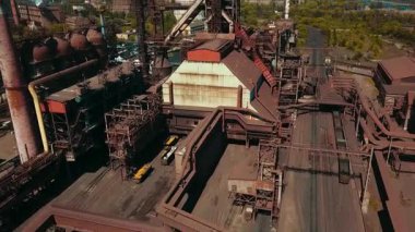 Bir çelik fabrikasının insansız hava aracı bacalardaki çevresel etkiyi ve dumanı gösteriyor..