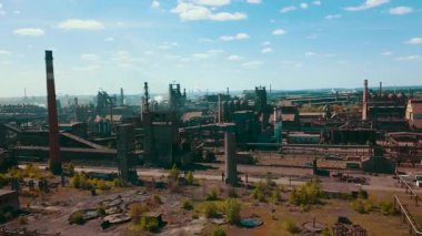 Bir çelik fabrikasının insansız hava aracı bacalardaki çevresel etkiyi ve dumanı gösteriyor..
