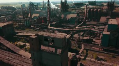 Bir çelik fabrikasının insansız hava aracı bacalardaki çevresel etkiyi ve dumanı gösteriyor..