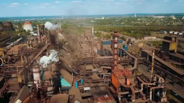 Bir çelik fabrikasının insansız hava aracı bacalardaki çevresel etkiyi ve dumanı gösteriyor..