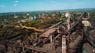 Bir çelik fabrikasının insansız hava aracı bacalardaki çevresel etkiyi ve dumanı gösteriyor..