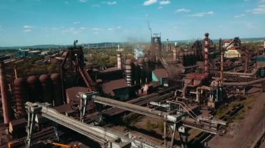 Bir çelik fabrikasının insansız hava aracı bacalardaki çevresel etkiyi ve dumanı gösteriyor..