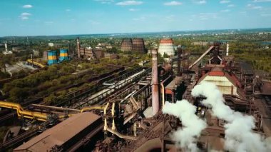 Bir çelik fabrikasının insansız hava aracı bacalardaki çevresel etkiyi ve dumanı gösteriyor..