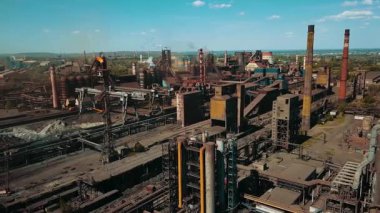 Bir çelik fabrikasının insansız hava aracı bacalardaki çevresel etkiyi ve dumanı gösteriyor..