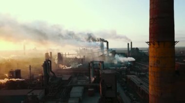 Bir çelik fabrikasının insansız hava aracı bacalardaki çevresel etkiyi ve dumanı gösteriyor..