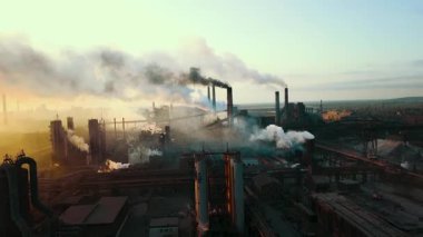 Bir çelik fabrikasının insansız hava aracı bacalardaki çevresel etkiyi ve dumanı gösteriyor..
