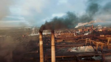Bir çelik fabrikasının insansız hava aracı bacalardaki çevresel etkiyi ve dumanı gösteriyor..