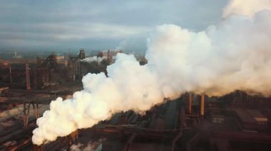 Bir çelik fabrikasının insansız hava aracı bacalardaki çevresel etkiyi ve dumanı gösteriyor..
