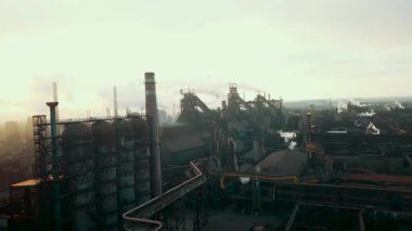 Bir çelik fabrikasının insansız hava aracı bacalardaki çevresel etkiyi ve dumanı gösteriyor..