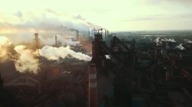 Bir çelik fabrikasının insansız hava aracı bacalardaki çevresel etkiyi ve dumanı gösteriyor..