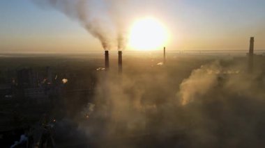 Bir çelik fabrikasının insansız hava aracı bacalardaki çevresel etkiyi ve dumanı gösteriyor..