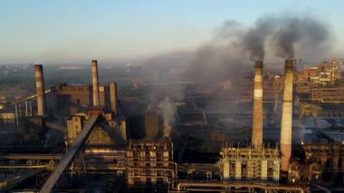 Bir çelik fabrikasının insansız hava aracı bacalardaki çevresel etkiyi ve dumanı gösteriyor..