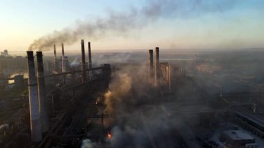 Bir çelik fabrikasının insansız hava aracı bacalardaki çevresel etkiyi ve dumanı gösteriyor..