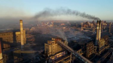 Bir çelik fabrikasının insansız hava aracı bacalardaki çevresel etkiyi ve dumanı gösteriyor..