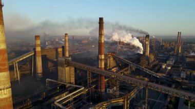 Bir çelik fabrikasının insansız hava aracı bacalardaki çevresel etkiyi ve dumanı gösteriyor..