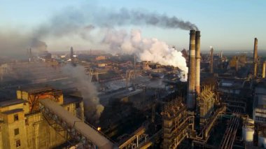 Bir çelik fabrikasının insansız hava aracı bacalardaki çevresel etkiyi ve dumanı gösteriyor..
