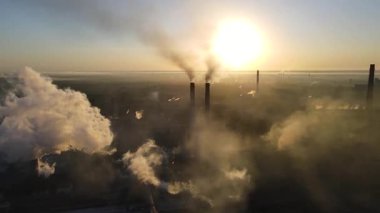 Bir çelik fabrikasının insansız hava aracı bacalardaki çevresel etkiyi ve dumanı gösteriyor..