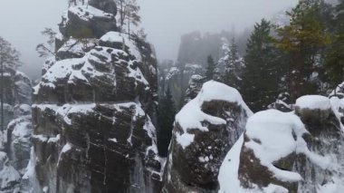 Çek Cumhuriyeti 'nin Adrspach dağ yürüyüşü patikasındaki sis örtülü uçurumların hava manzarası.
