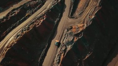 Demir cevheri taşıyan bir taş ocağı kamyonunun hava görüntüsü..