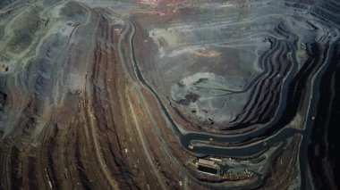 Demir cevheri madenciliği, maden yatakları, kazı çalışmaları, insansız hava aracı görüntüsü.