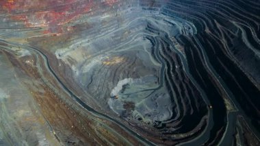 Demir cevheri madenciliği, maden yatakları, kazı çalışmaları, insansız hava aracı görüntüsü.