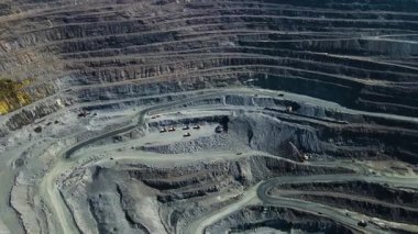 Demir cevheri madenciliği, maden yatakları, kazı çalışmaları, insansız hava aracı görüntüsü.