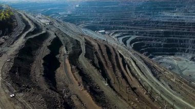 Demir cevheri madenciliği, maden yatakları, kazı çalışmaları, insansız hava aracı görüntüsü.