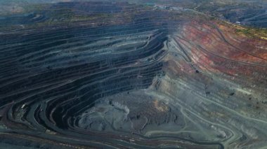Demir cevheri madenciliği, maden yatakları, kazı çalışmaları, insansız hava aracı görüntüsü.