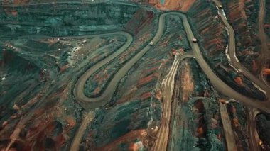 Demir cevheri madenciliği, maden yatakları, kazı çalışmaları, insansız hava aracı görüntüsü.