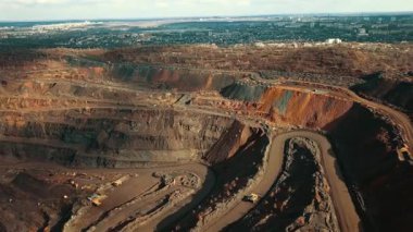 Demir cevheri madenciliği, maden yatakları, kazı çalışmaları, insansız hava aracı görüntüsü.