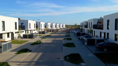 Modern alan caddeleri, şehir doğasını barındırıyor.