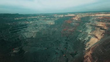 Demir cevheri madenciliği ocağı devasa demir cevheri madencilik hava fotoğrafçılığı 4K