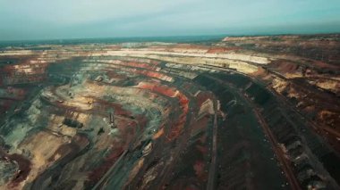 Demir cevheri madenciliği ocağı devasa demir cevheri madencilik hava fotoğrafçılığı 4K