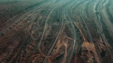 Demir cevheri madenciliği ocağı devasa demir cevheri madencilik hava fotoğrafçılığı 4K