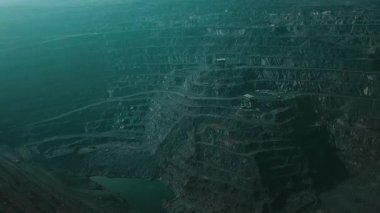 Demir cevheri madenciliği ocağı devasa demir cevheri madencilik hava fotoğrafçılığı 4K