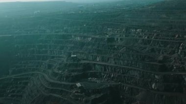 Demir cevheri madenciliği ocağı devasa demir cevheri madencilik hava fotoğrafçılığı 4K