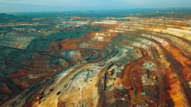 Demir cevheri madenciliği ocağı devasa demir cevheri madencilik hava fotoğrafçılığı 4K